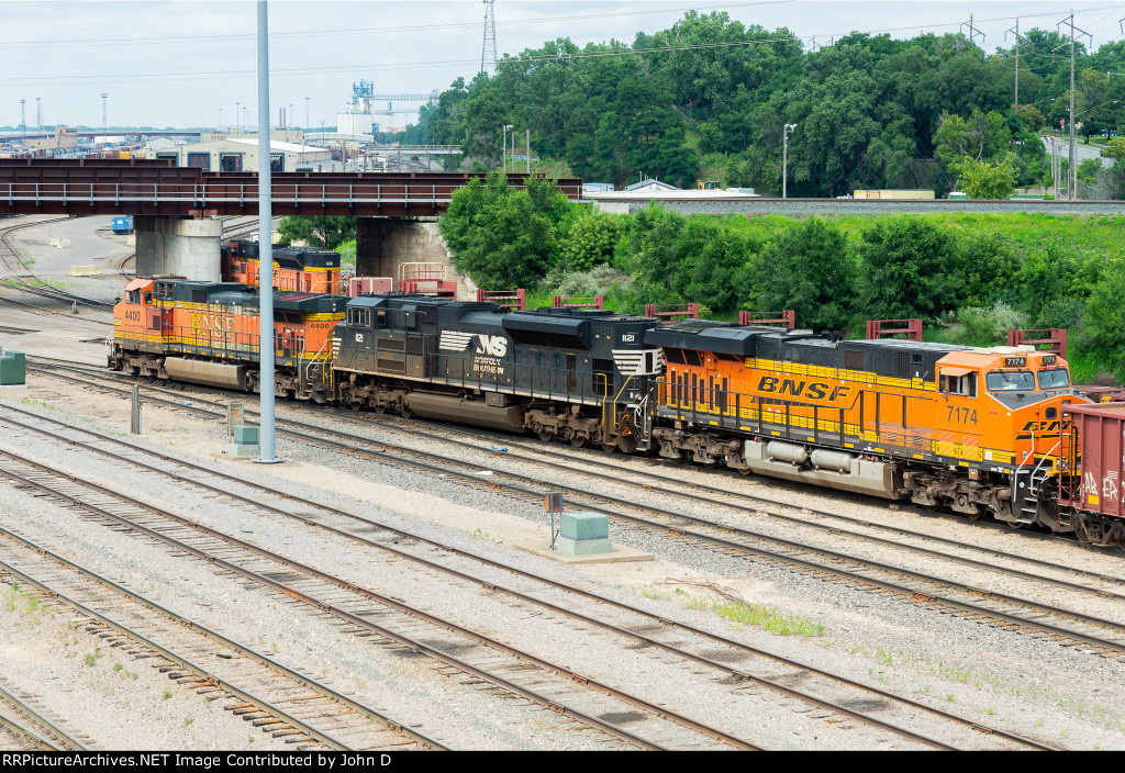 BNSF 4400